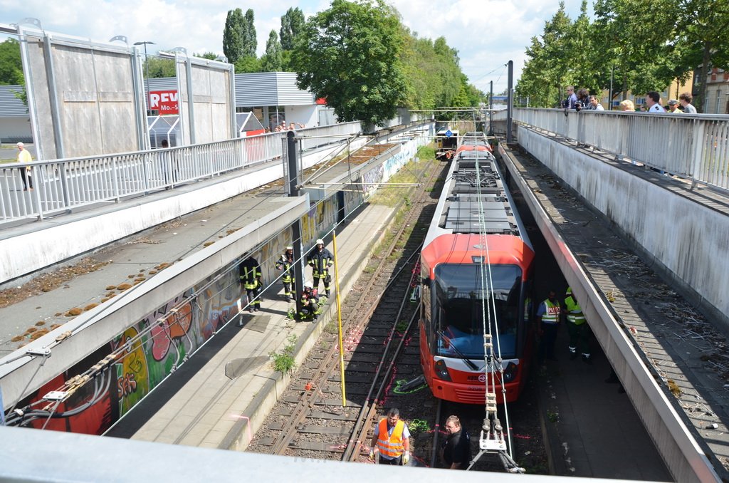 Unfall zwischen zwei KVB Bahnen Koeln Hoehenhaus Im Weidenbruch P161.JPG